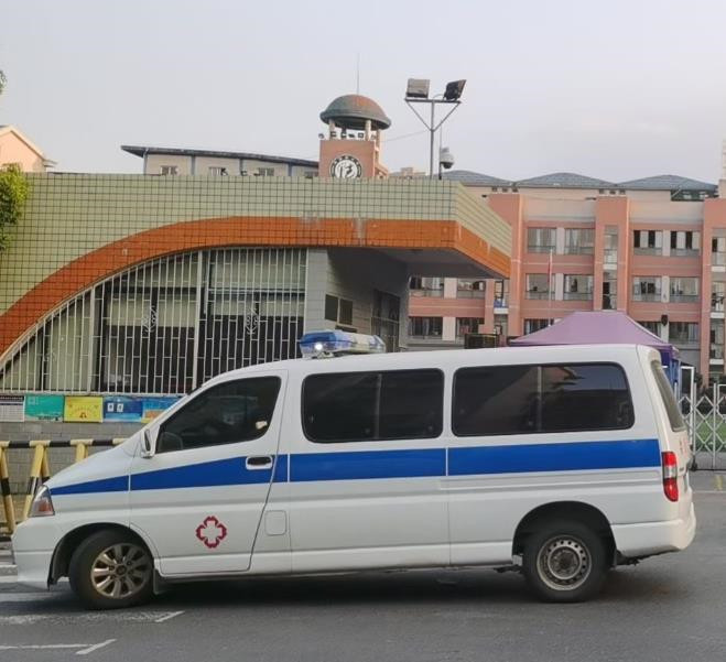 金平救护车出租护送骨折病人一公里多少钱